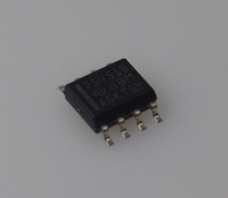 SN75451BDR IC trình điều khiển ngoại vi kép với dòng hút/nguồn 300mA, dải điện áp rộng 4.5V-36V, tương thích TTL/CMOS, bảo vệ nhiệt và khả năng miễn nhiễm tiếng ồn cao để điều khiển động cơ/rơ le