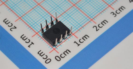 TLC549CP 8-bit ADC 40ksps 4MHz Clock Cung cấp đơn 3-6V DIP-8 ± 0.5LSB INL Lượng thấp <15mW -40°C đến +85°C