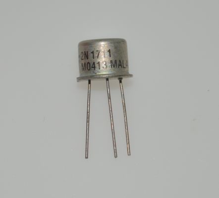 2N1711 NPN Transistor 50V/600mA 100MHz Tần số độ bão hòa thấp Năng lượng cao Beta TO-39 Bao bì kim loại Phạm vi nhiệt độ công nghiệp Đổi chuyển đáng tin cậy Khuếch đại mục đích chung